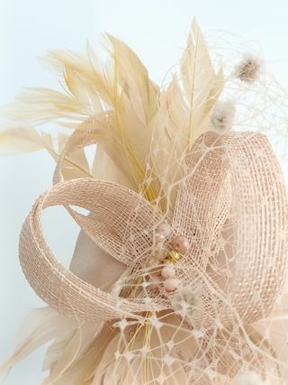 TOCADO DE SINAMAY COLOR BEIGE DORADO.