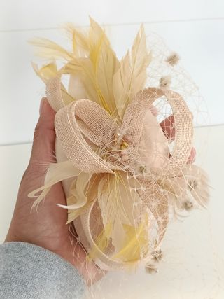 TOCADO DE SINAMAY COLOR BEIGE DORADO.