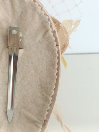 TOCADO DE SINAMAY COLOR BEIGE DORADO.