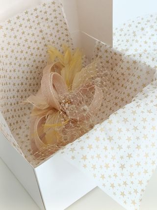 TOCADO DE SINAMAY COLOR BEIGE DORADO.