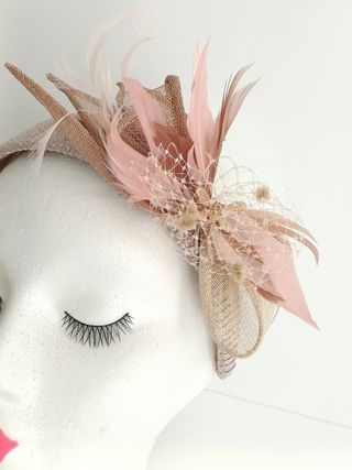 DIADEMA PARA BODA. COLOR NUDE.