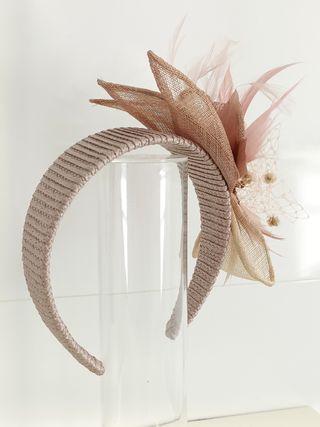 DIADEMA PARA BODA. COLOR NUDE.