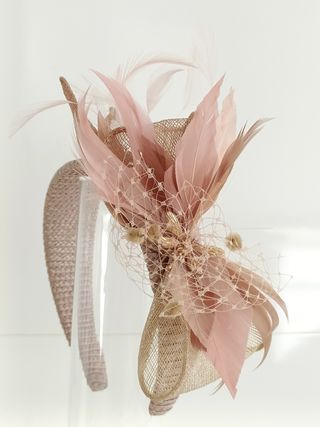 DIADEMA PARA BODA. COLOR NUDE.