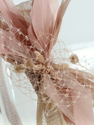 DIADEMA PARA BODA. COLOR NUDE.