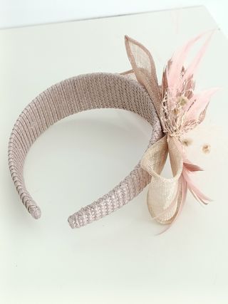 DIADEMA PARA BODA. COLOR NUDE.