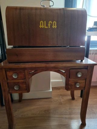 Máquina de coser de mano, antigua y funcionando