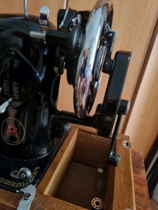 Máquina de coser de mano, antigua y funcionando