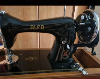 Máquina de coser de mano, antigua y funcionando