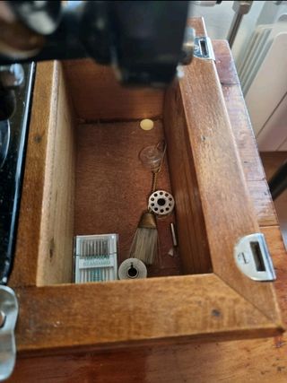 Máquina de coser de mano, antigua y funcionando
