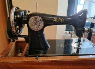 Máquina de coser de mano, antigua y funcionando