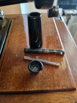 Máquina de coser de mano, antigua y funcionando