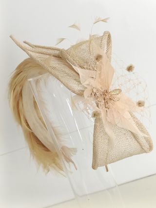 DIADEMA DE SINAMAY PARA BODA COLOR BEIGE Y DORADO.