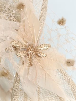 DIADEMA DE SINAMAY PARA BODA COLOR BEIGE Y DORADO.