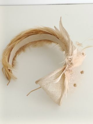 DIADEMA DE SINAMAY PARA BODA COLOR BEIGE Y DORADO.