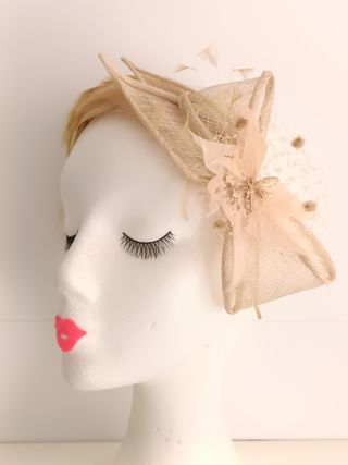 DIADEMA DE SINAMAY PARA BODA COLOR BEIGE Y DORADO.