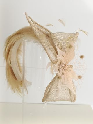 DIADEMA DE SINAMAY PARA BODA COLOR BEIGE Y DORADO.