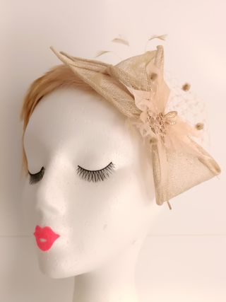 DIADEMA DE SINAMAY PARA BODA COLOR BEIGE Y DORADO.