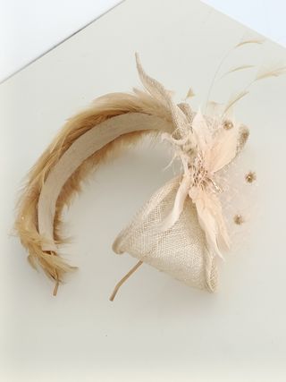 DIADEMA DE SINAMAY PARA BODA COLOR BEIGE Y DORADO.