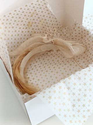 DIADEMA DE SINAMAY PARA BODA COLOR BEIGE Y DORADO.