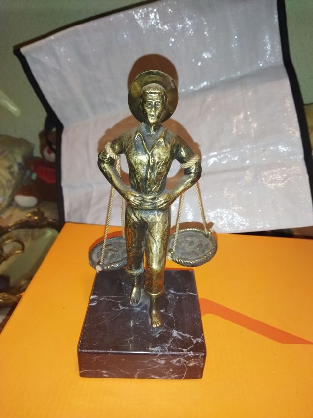 cenachero in bronzo antico con base in marmo