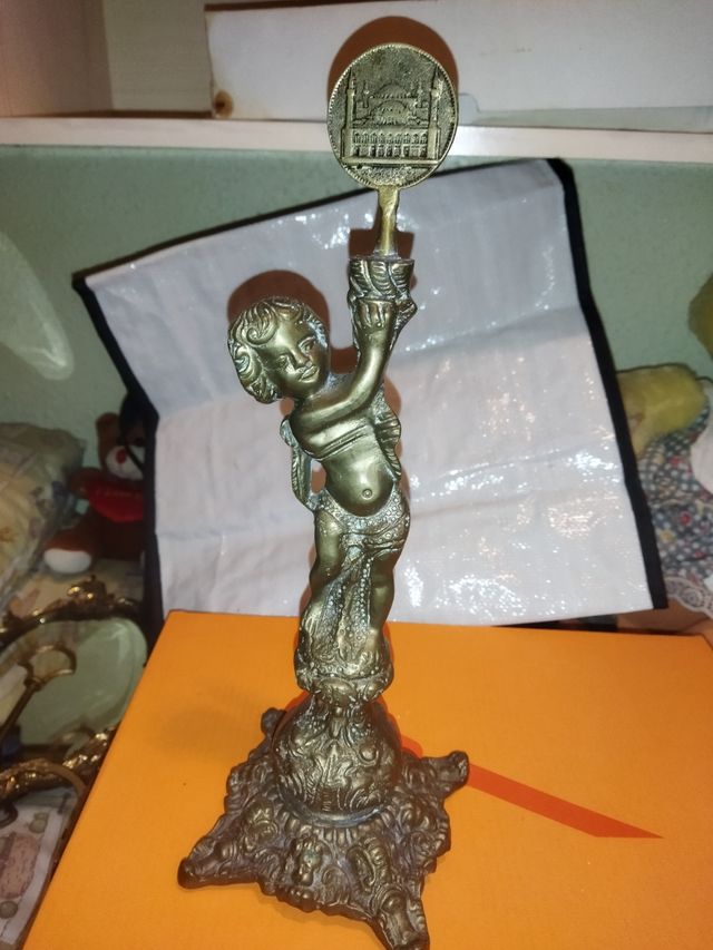 antica scultura di.. angelo con trofeo