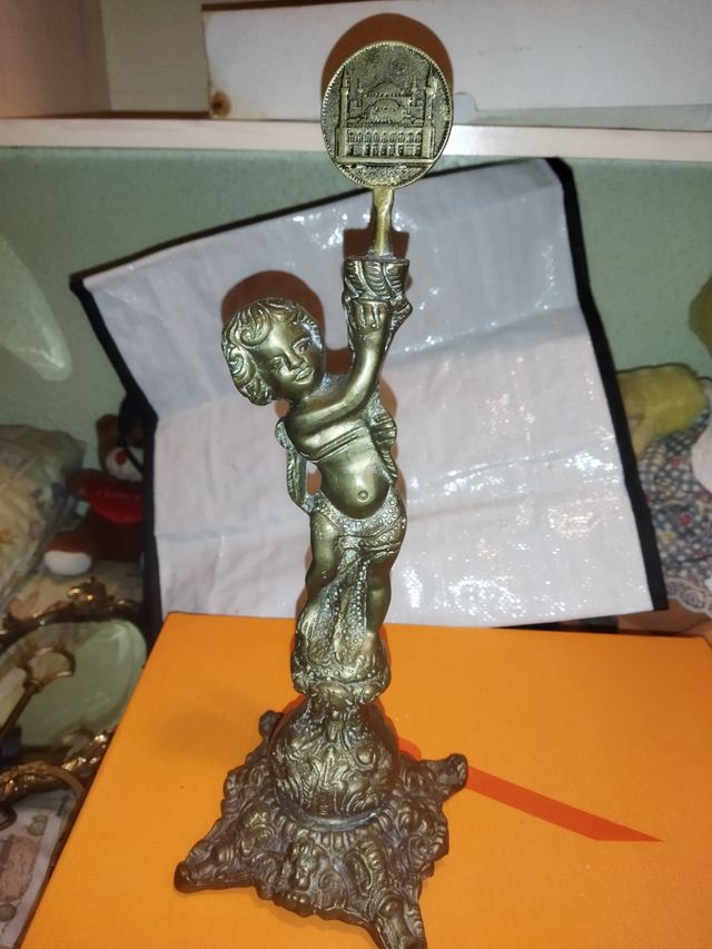 antica scultura di.. angelo con trofeo