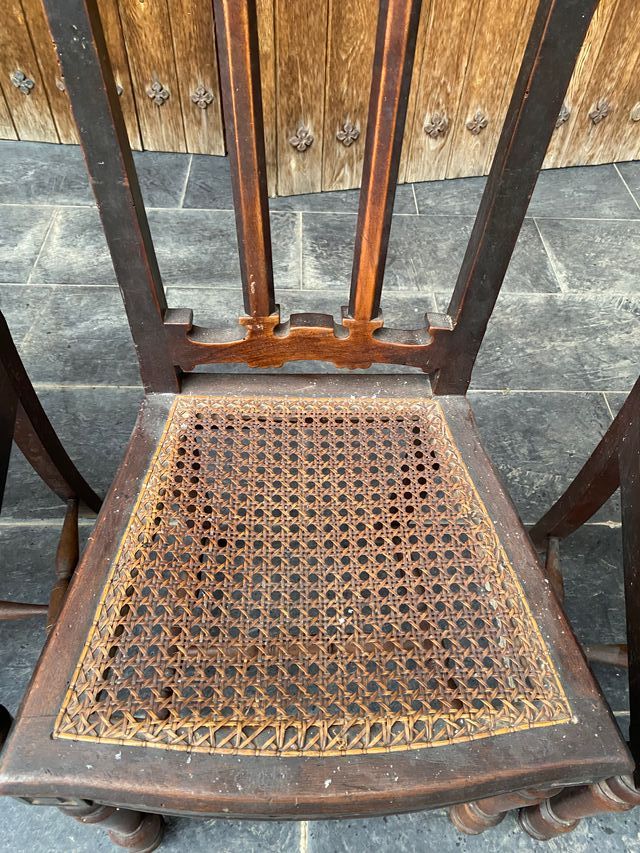 4 SILLAS DE MADERA 