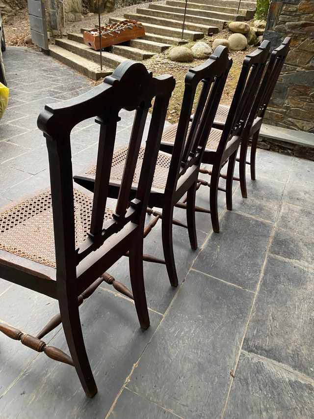 4 SILLAS DE MADERA 