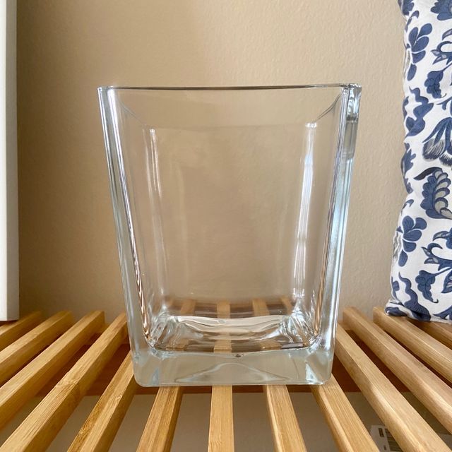 Florero Sólido y Estable.