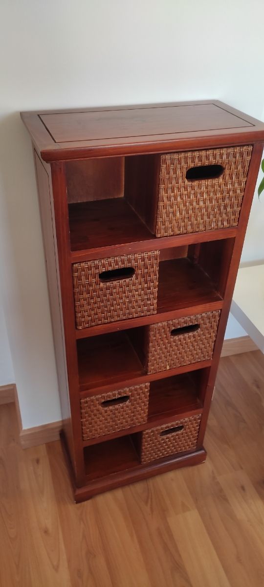 Mueble cajonera de madera y ratán