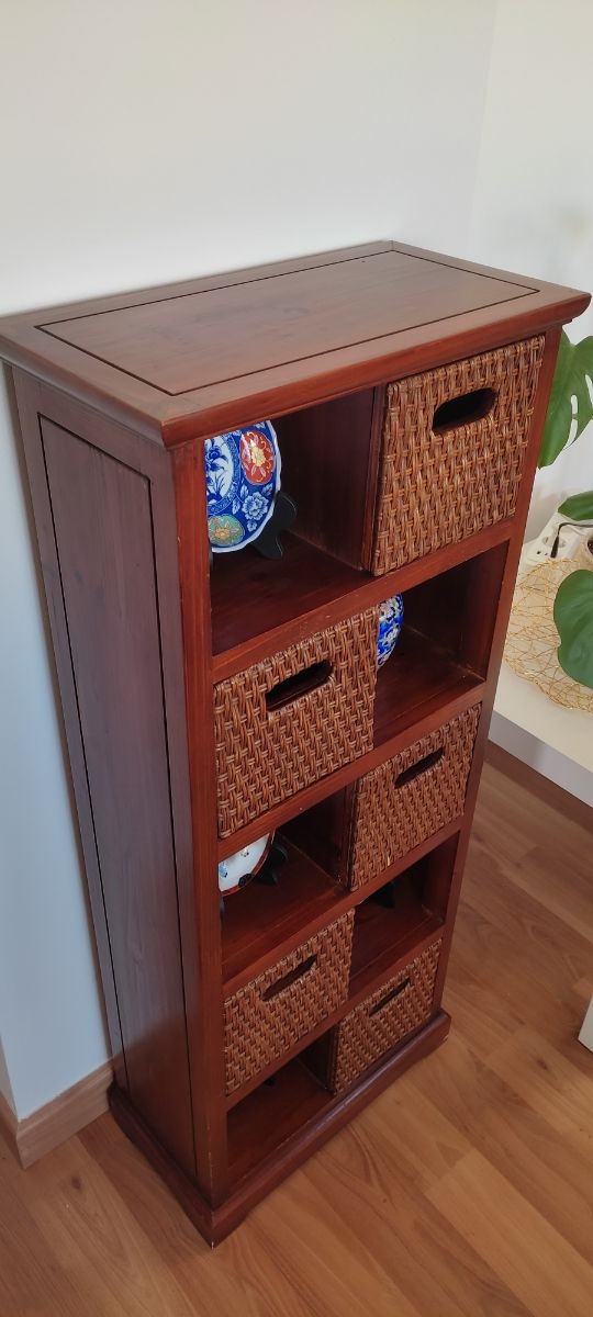 Mueble cajonera de madera y ratán