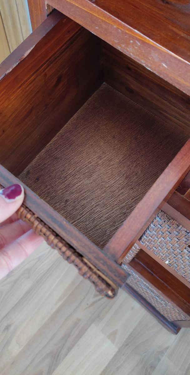 Mueble cajonera de madera y ratán