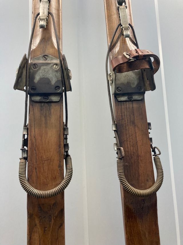 Esquís de madera antiguos