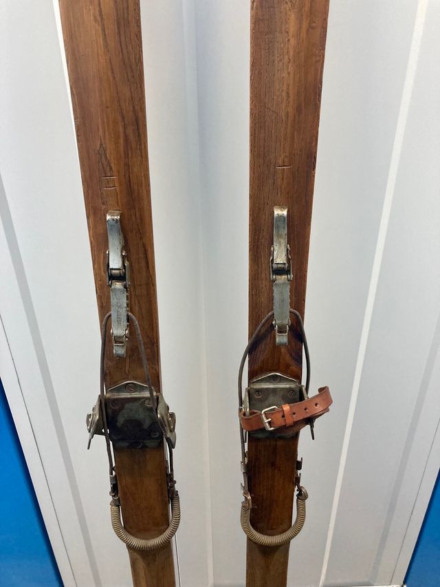 Esquís de madera antiguos