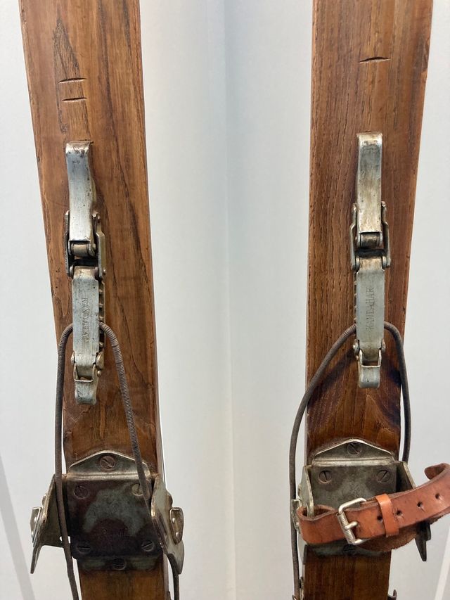 Esquís de madera antiguos