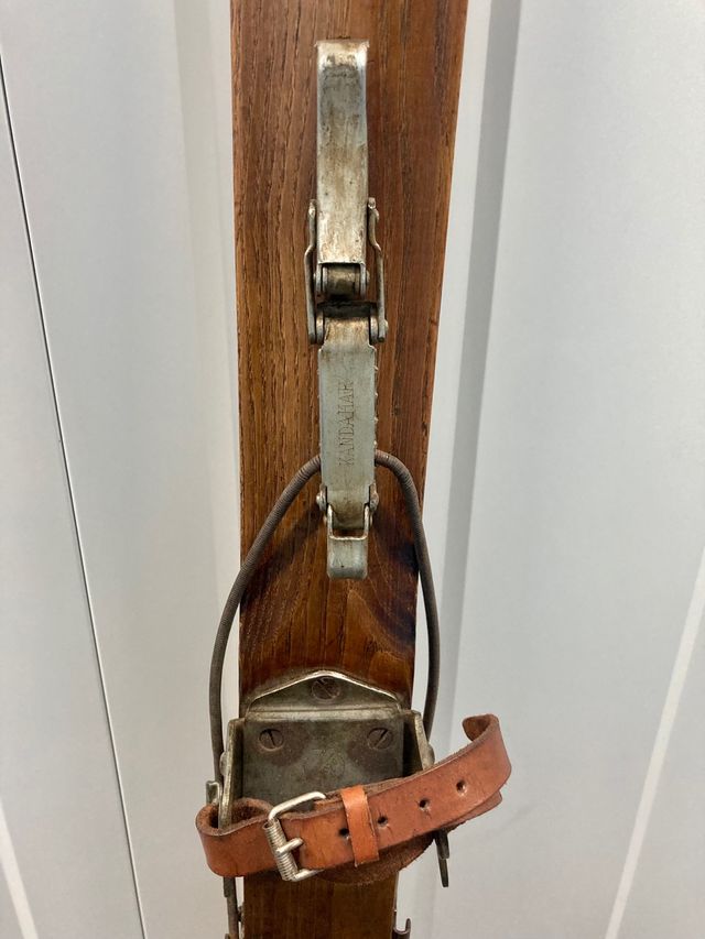 Esquís de madera antiguos