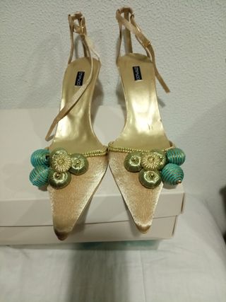 zapato de fiesta con adornos de artesanía sin estr