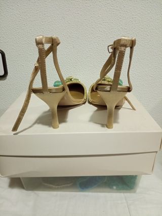 zapato de fiesta con adornos de artesanía sin estr