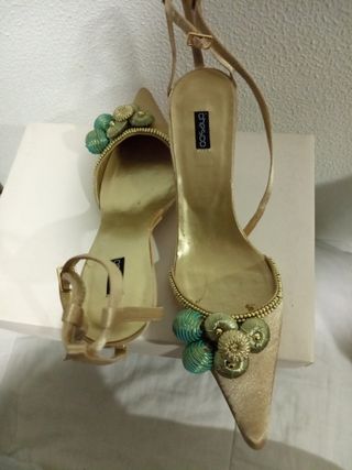 zapato de fiesta con adornos de artesanía sin estr