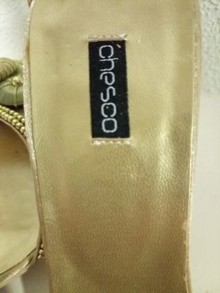 zapato de fiesta con adornos de artesanía sin estr