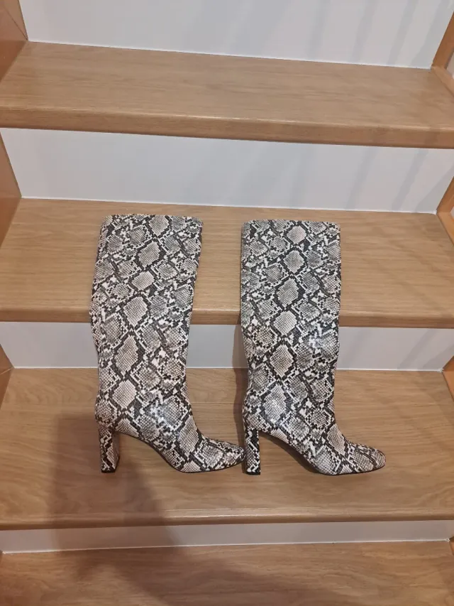 Botas mujer altas de tacón de serpiente. Numero 38