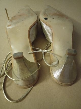 Zapato forrado dorado. Núm 39