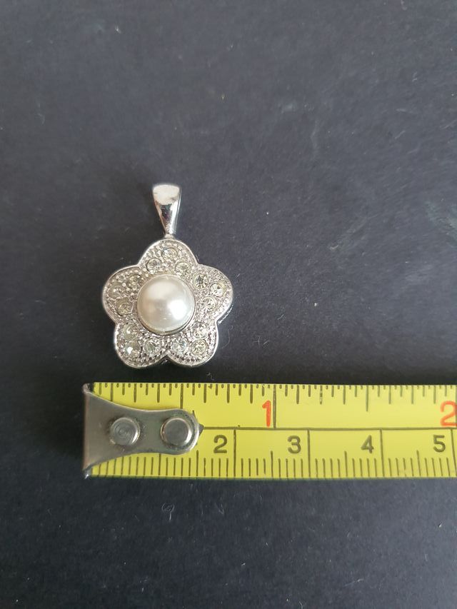 Colgante Flor con perla y cristales checos