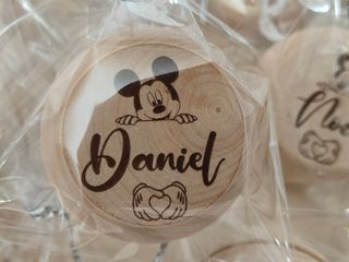 Yo-yos de madera grabados