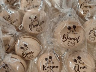 Yo-yos de madera grabados