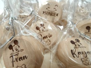 Yo-yos de madera grabados