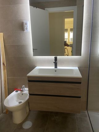 MONTADOR DE MUEBLES DE BAÑO LED