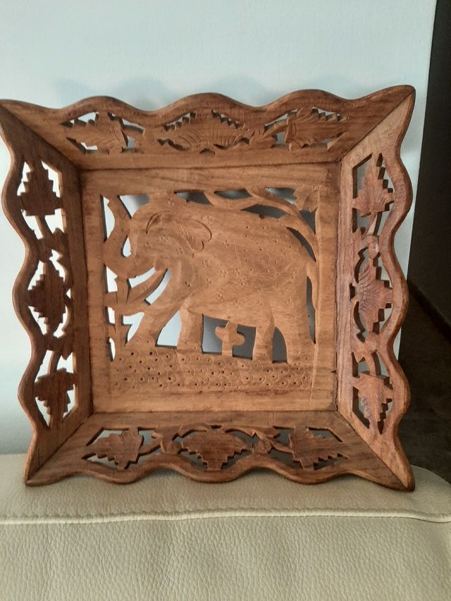 cuadro tallado de.elefante madera