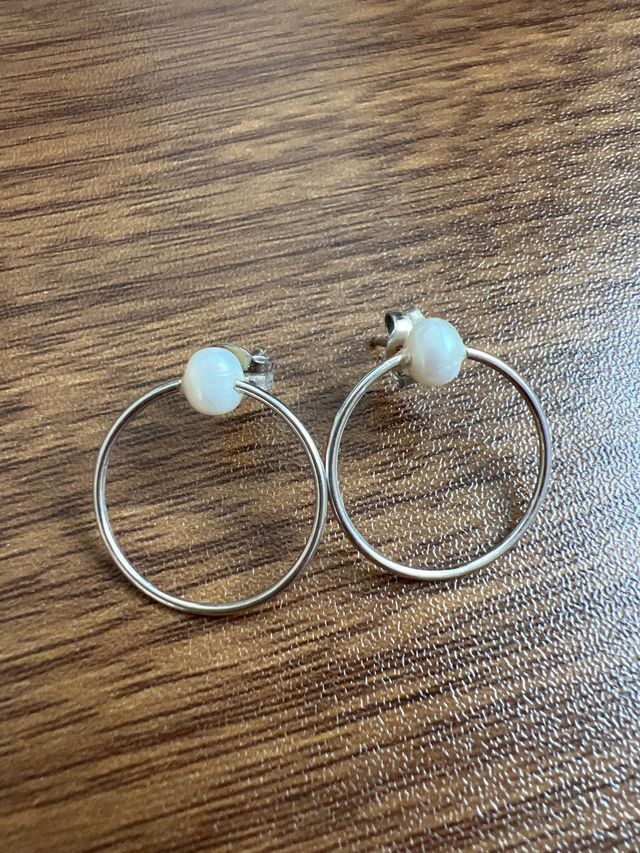 Aritos con perla de río