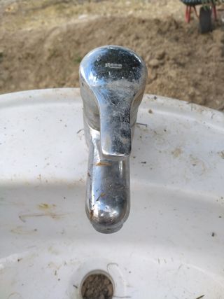 Lavabo con grifo VALADARES.